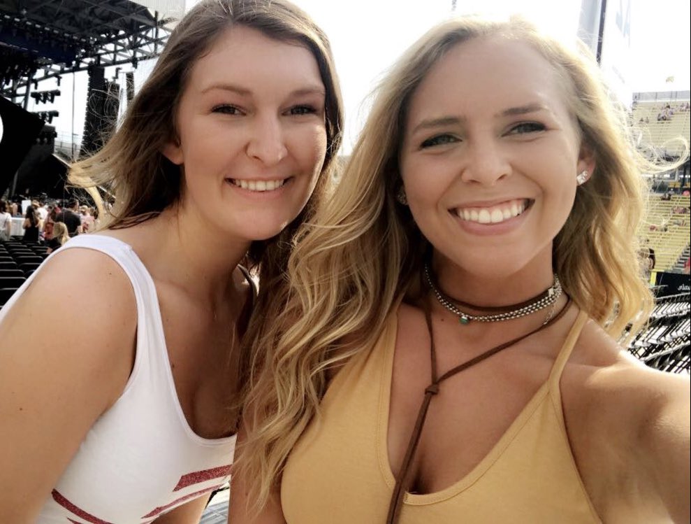 LShanklin_'s tweet photo. Happy birthday to my bestie! Thanks for sticking by my side through everything, love ya bunchies https://t.co/lBfWK5fQ2w