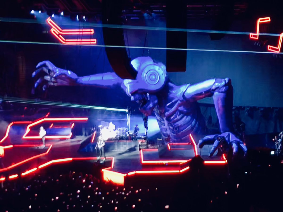 Lilulicious's tweet photo. @FlyDraenei Check this out! First pic is from a short version of Algorithm, next is Propaganda (obvs), then Dig Down sort of semi-acoustic and gospel, and then at the end for the encore this enormous cyborg puppet thing popped up and towered gyrating over the stage! It was amazing! https://t.co/bhKdEc6nbg