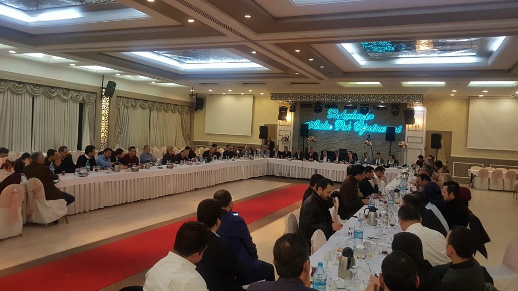 Eğitim-Bir-Sen İstanbul 1 Nolu Şube Delegeleri Olağanüstü Genel Kurul için atmış oldukları  imzalarının arkasında...