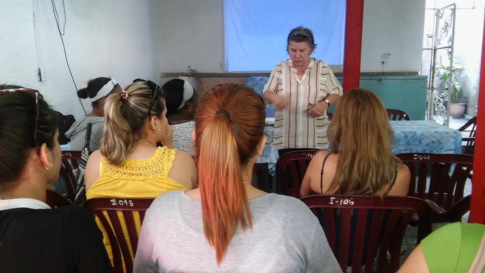ce_gesta's tweet photo. Nuestros profesores explican a los estudiantes los principales conceptos acerca de la gestión de la dirección y el cooperativismo. Excelentes exposiciones que enamoran y acercan a los  estudiantes a dos de nuestras líneas de investigación.   #PinardelRío #SaberEsTransformar https://t.co/x0JASa7p0M