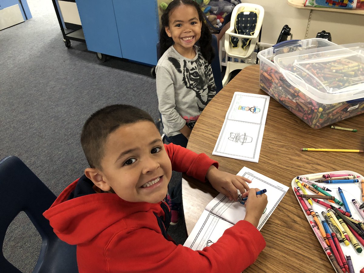 LOMA_ESS's tweet image. EAK’s and Kinders working on tracing and story making with a small leprechaun book! 🍀 #AttendConnectBelongLMSV #ESSRocks #LMSVHeart
