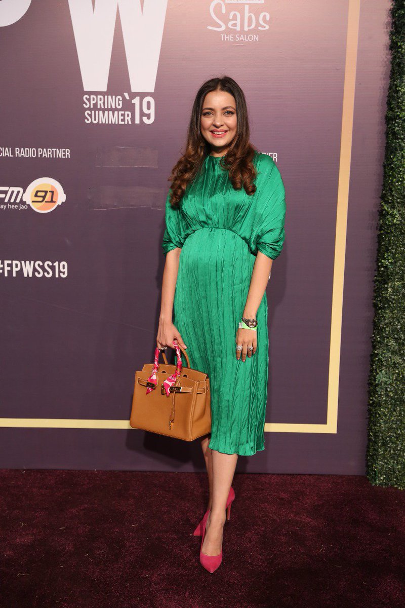 blogsbybushra's tweet image. Maliha Aziz of #Farah 
.
 #FPWSS19 #FPC #FP #TalkingPoint @fashion_pakistan @talkingpointpk #TvOnepk  #Butterpuff #physiogelconfident #sabsthesalon #redbullpk  @tvonepk @fm91. @peekfreansbutterpuff @eighteenpk  @physiogelpakistan @redbull_pakistan @foodpanda_pakistan @AquafinaPK
