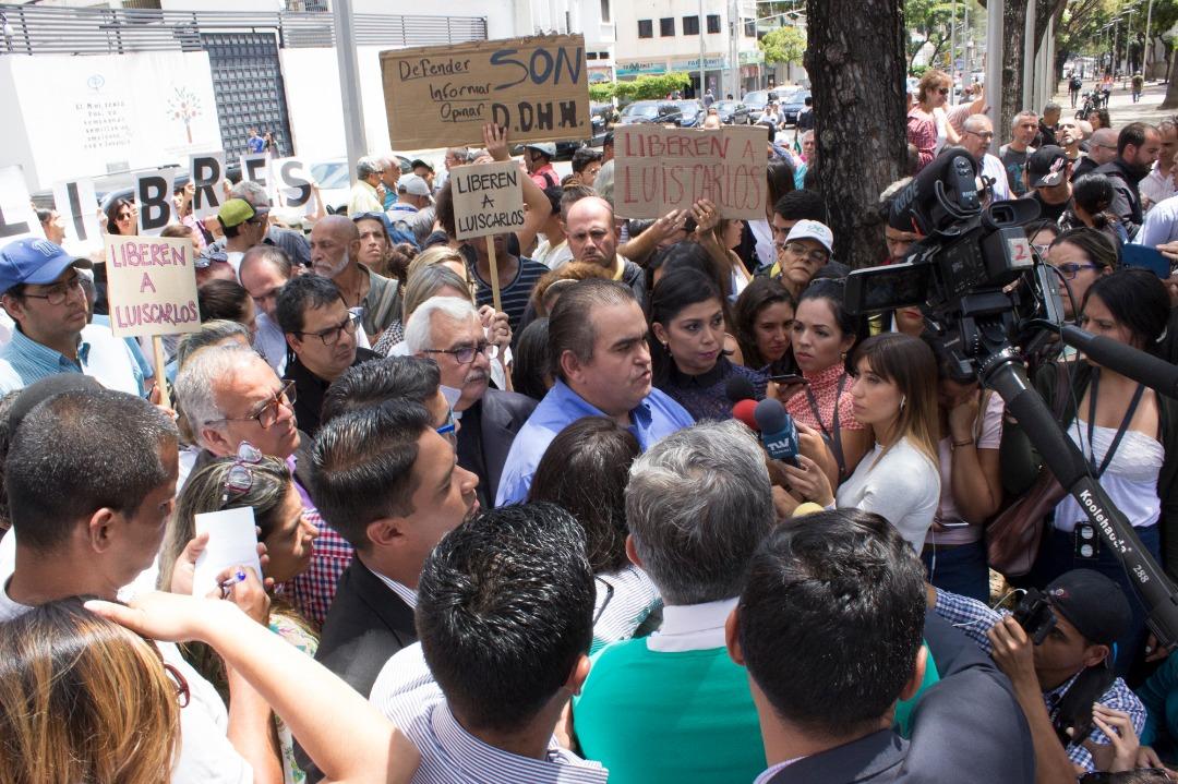 VenteVenezuela's tweet image. #12Mar | Nuestra Coordinadora Nacional María Corina Machado (@MariaCorinaYA) asistió junto a diversos miembros de nuestro partido y los diputados de la @fraccionAN16J a la concentración convocada para exigir la libertad de @LuisCarlos

#LiberenALuisCarlos 
Foto cortesía @Kuamachi