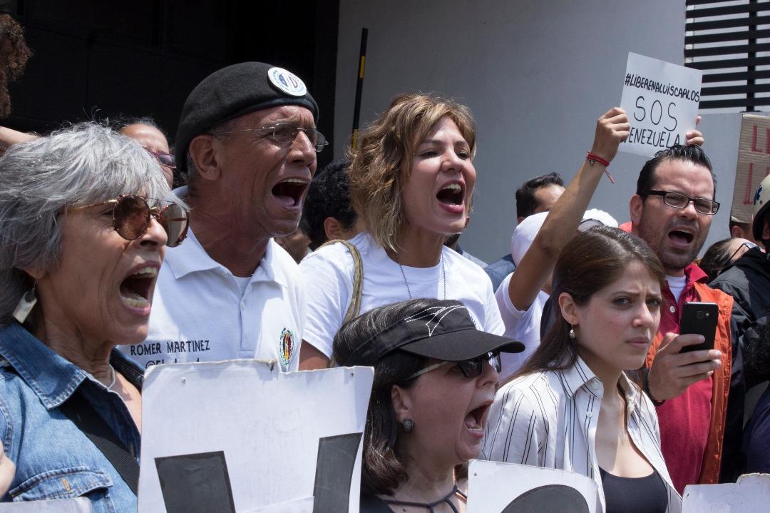 VenteVenezuela's tweet image. #12Mar | Nuestra Coordinadora Nacional María Corina Machado (@MariaCorinaYA) asistió junto a diversos miembros de nuestro partido y los diputados de la @fraccionAN16J a la concentración convocada para exigir la libertad de @LuisCarlos

#LiberenALuisCarlos 
Foto cortesía @Kuamachi