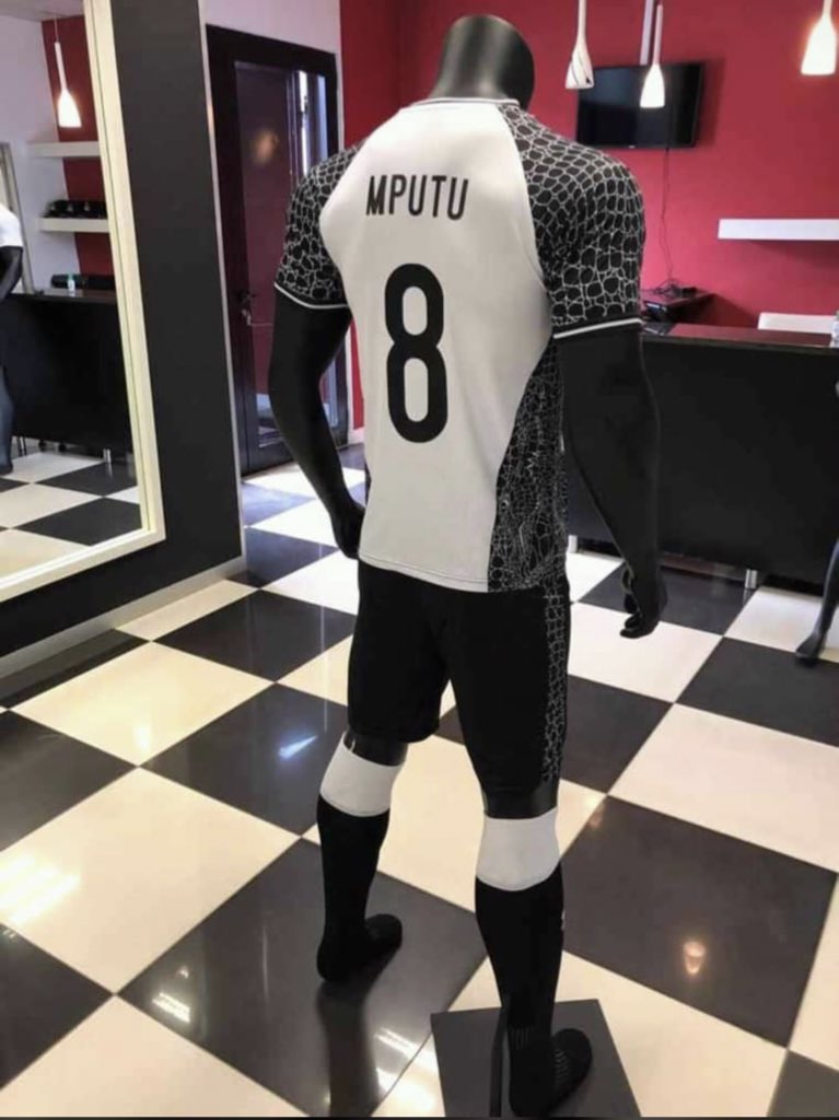 iamdoxel's tweet photo. il me le faut 😭🔥
le nouveau maillot du TP Mazembe 🇨🇩 https://t.co/ny5XjUDxNn