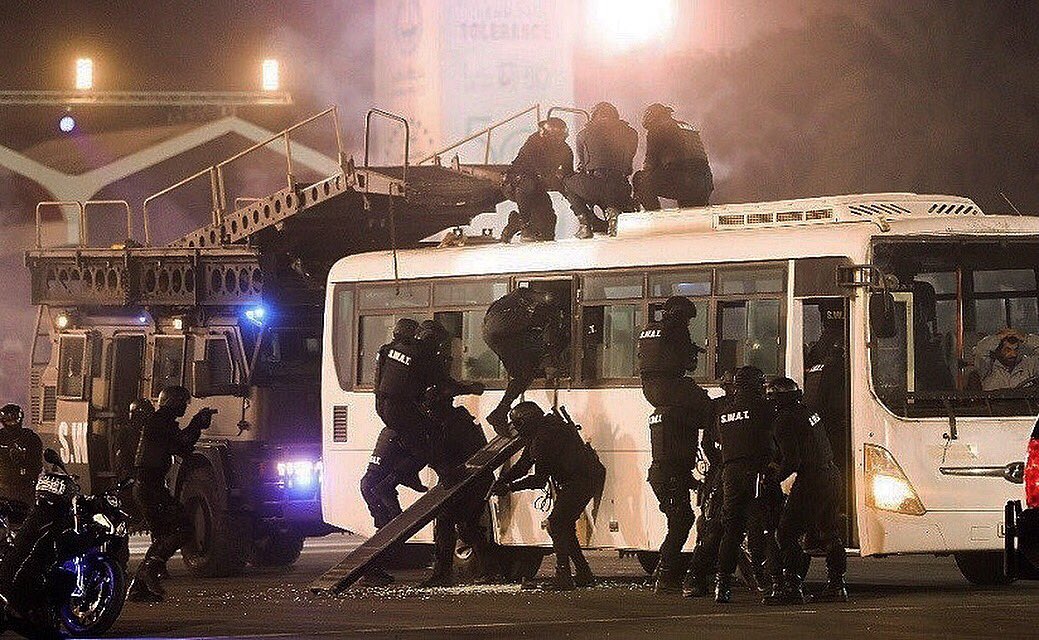 Patriot3Inc's tweet photo. Dubai Police #SWAT operators use their MARS #ElevatedTacticsSystem to access the roof escape hatch on a “terrorist controlled bus” during a #hostagerescue demonstration earlier this year!
#patriot3 #rapidentrysystem #tacticalassaultladder #dubaipolice #moiuae #counterterrorism https://t.co/T8b09P7vm6