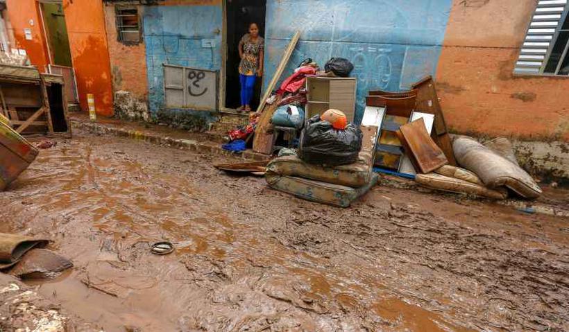correio's tweet photo. Sobe para 13 número de mortos após fortes chuvas em São Paulo https://t.co/L9hAbOY0O3 https://t.co/z8hbyw9hfk