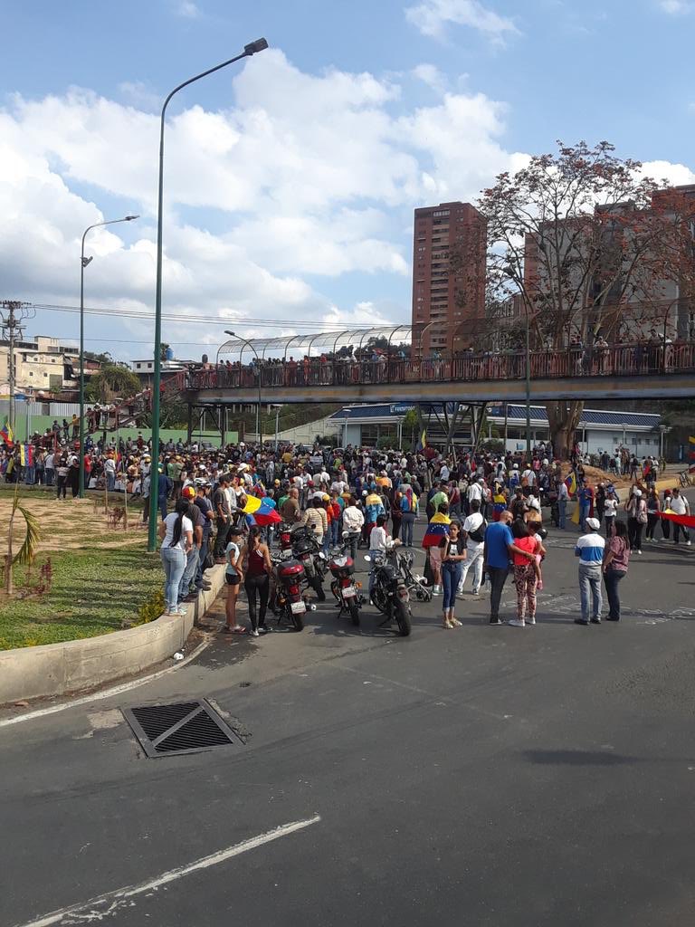 jguaido's tweet photo. El pueblo en #Miranda hizo presencia en los barrios, calles y avenidas. Por la libertad y el avance de esta ruta libertaria que es de todos. 

Los Teques, la Ciudadela y Guatire gritan unidos en una sola voz: ¡Que cese la usurpación! 

#AlaCalleContraLaOscuridad https://t.co/CGaxRDGKoN