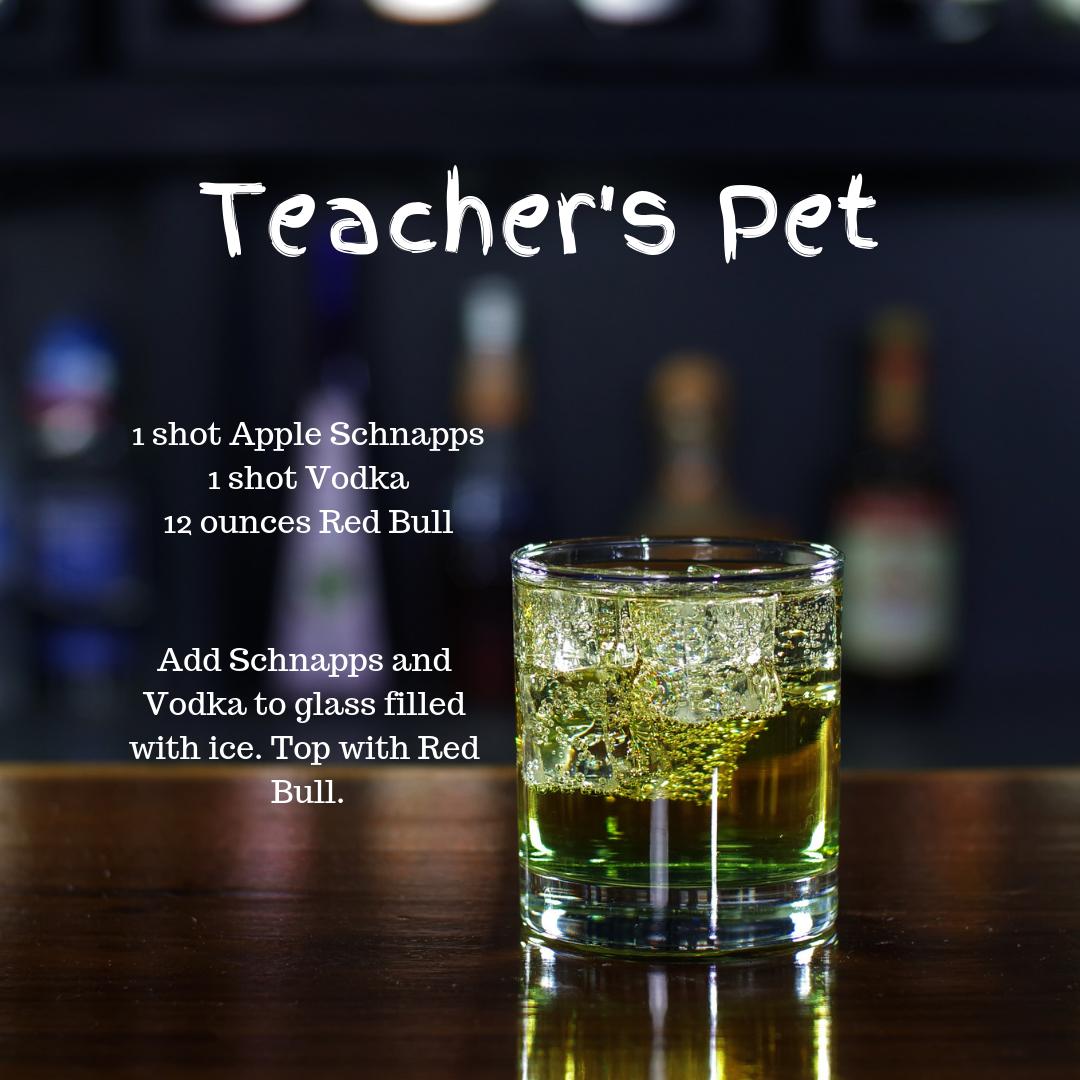 LiqrMedia's tweet photo. Save this recipe for later! You should also share this with your favorite teacher or any teacher you know... they will want to try this one! #Liqr #Cocktails #TeachersPet #TeacherDrinks #Vodka #Schnapps #AppleSchnapps #AnAppleADay https://t.co/EpKEqVAePq