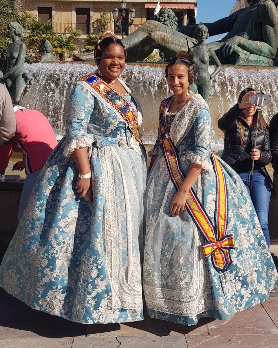 FallaNieva's tweet photo. Hoy gran dia! Visita de nuestros máximos representantes a las Cortes/Diputación! 😍
#HacemosFalla #Fallas2019 #FallaOlmosNieva https://t.co/vMsui3521t