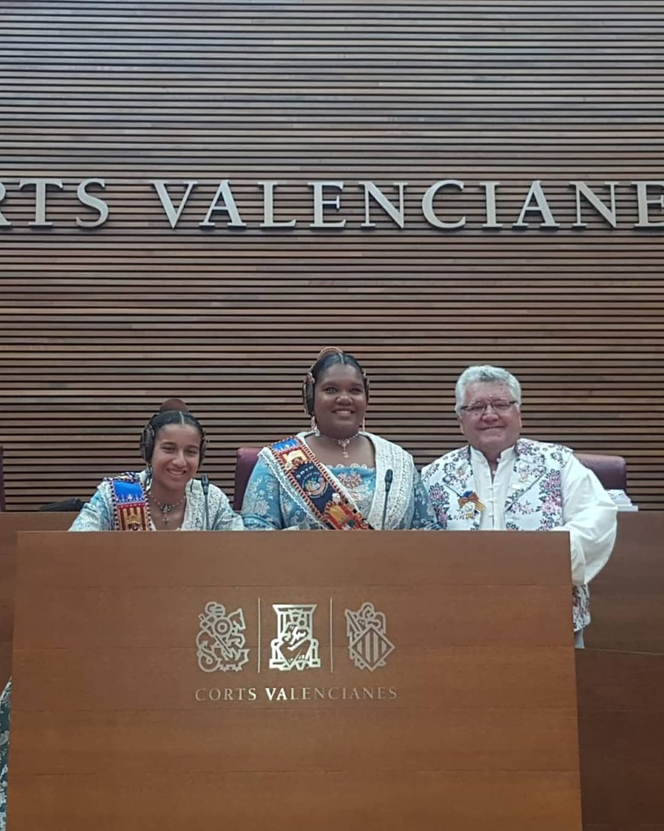 FallaNieva's tweet photo. Hoy gran dia! Visita de nuestros máximos representantes a las Cortes/Diputación! 😍
#HacemosFalla #Fallas2019 #FallaOlmosNieva https://t.co/vMsui3521t