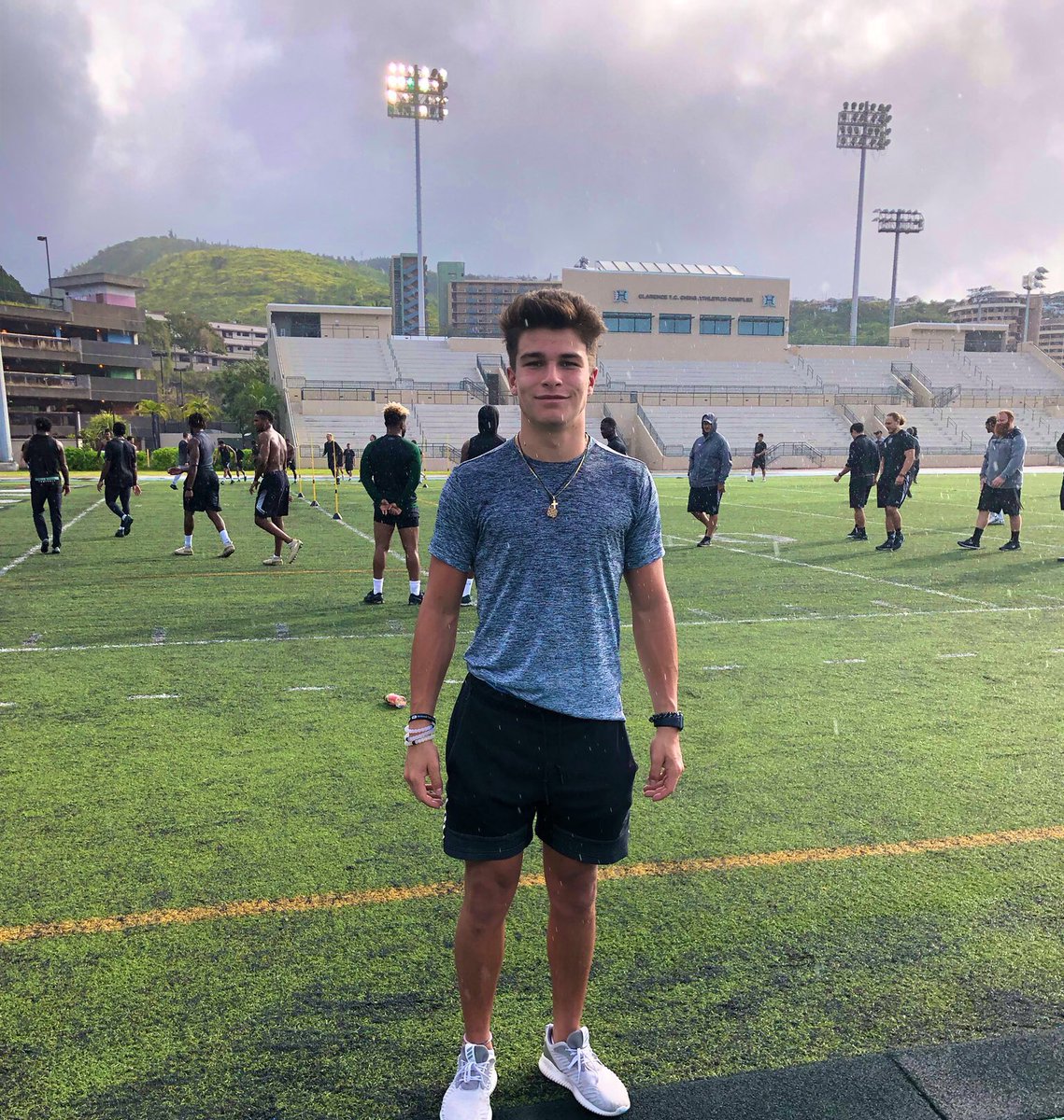 sean_azcui's tweet photo. Thank you @CoachOmura for a great unofficial visit! Had a great time watching spring practice, touring campus, and facilities! @NickRolovich @CoachDreAllen26 @UH_FBRecruits https://t.co/9Wa8dDwxGs