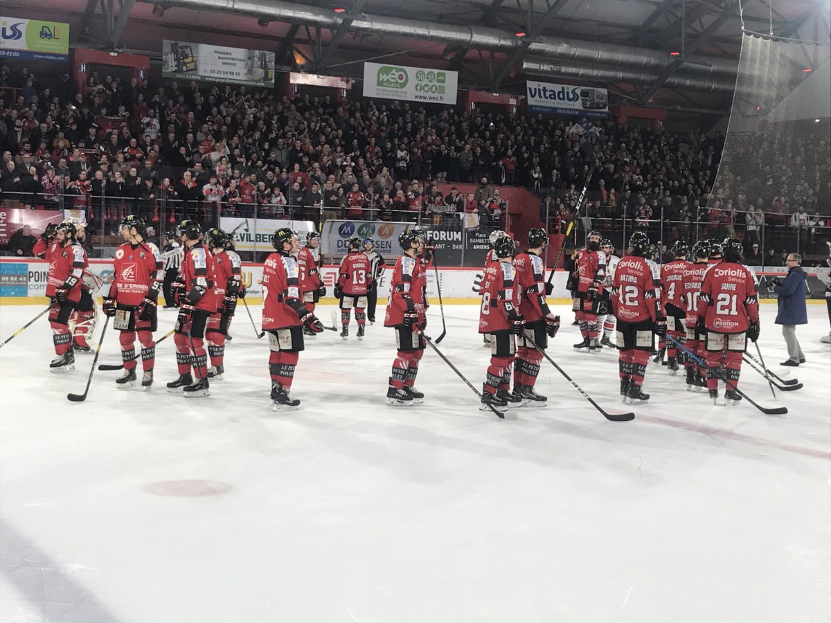 || VICTOIRE || 
Après une rencontre maîtrisée, les Gothiques s’imposent 7 buts à 2 ! Et valident leur billet pour les 1/2 finale face aux brûleurs de loups ! 
#wearegothiques