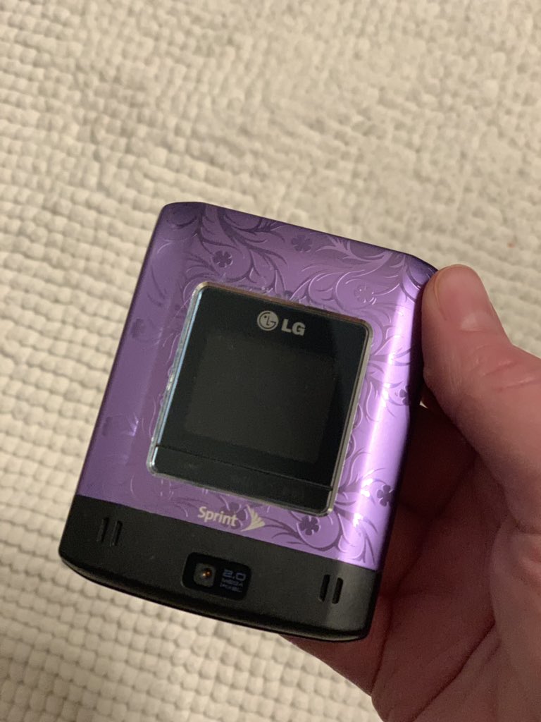 MagicBoxGal's tweet photo. @MichelCombes @sprint @LGUSAMobile I launched the @LGUSAMobile Lotus for Sprint! We launched it with One Click, a common Sprint-UI across multiple devices in 2008. Still have it!! https://t.co/w4TlvAYds0