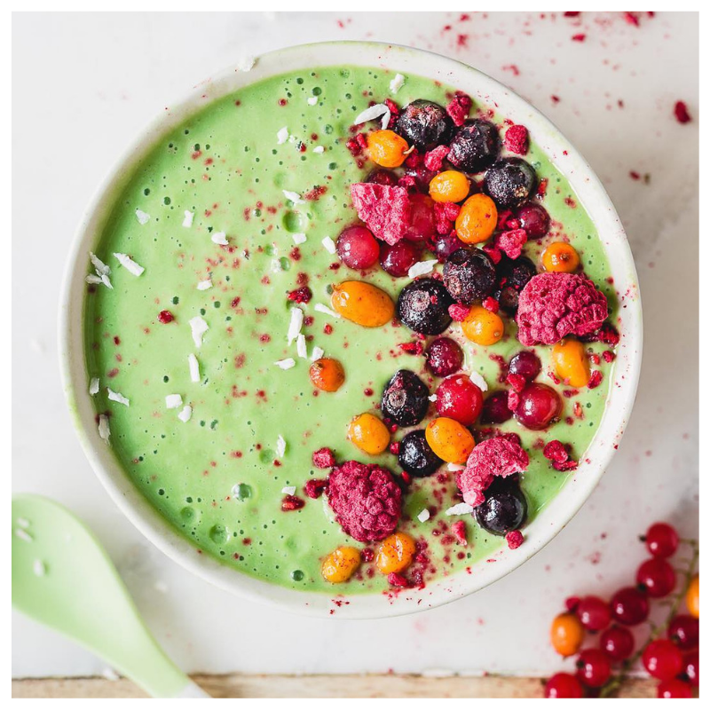 AriaJoy_Health's tweet photo. Good healthy vibes from the forest🌲💚😘 and from @myberryforest 😍

This #smoothiebowl contains mint, frozen pineapple, lime and lemon. It also has kale, spirulina &amp; coconut butter. 4 different frozen berries &amp; freeze dried raspberries as healthy toppings. 😋

#vegan https://t.co/UZ2eBrjjZl