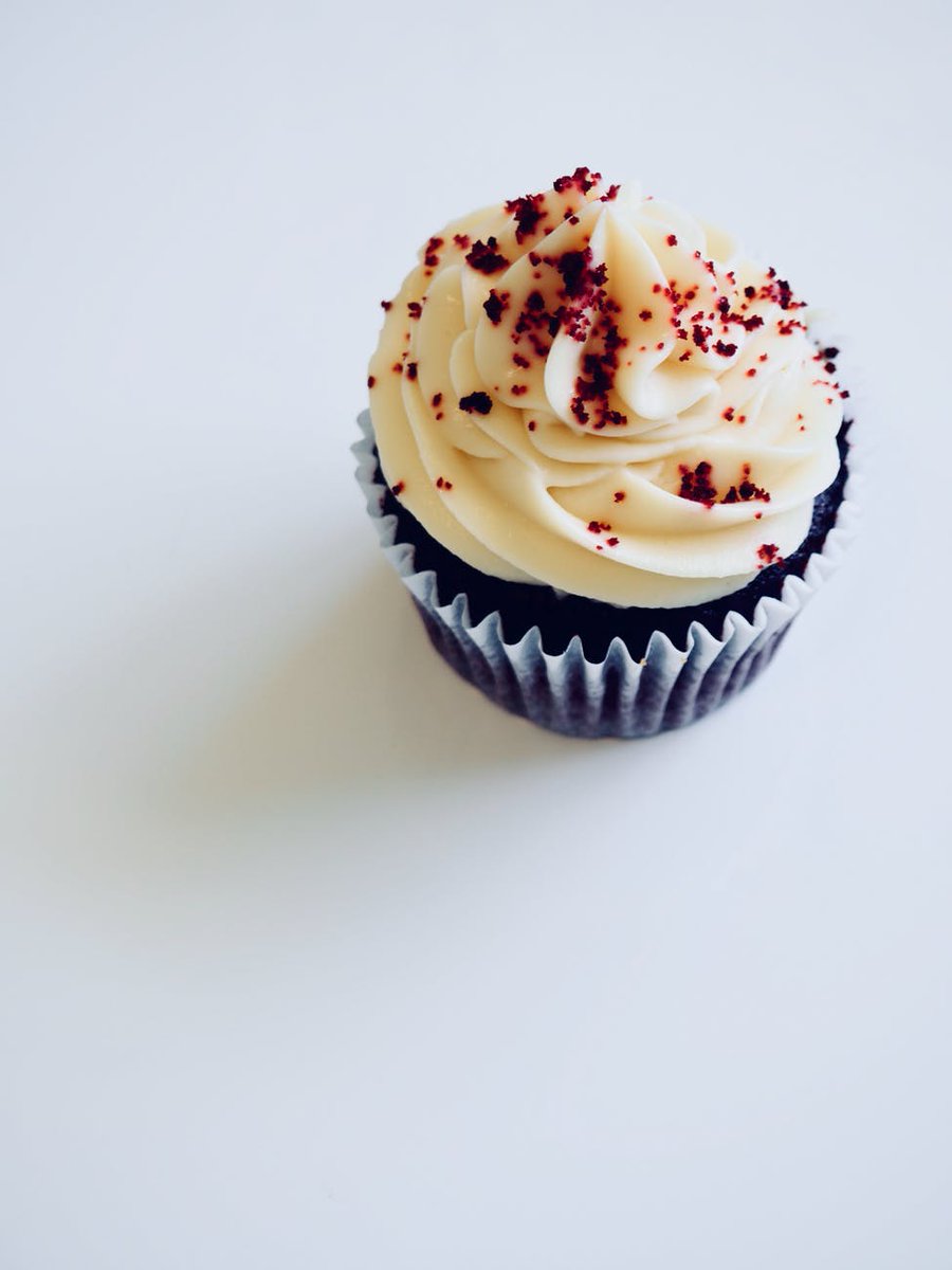 RishuYum's tweet photo. 😍Hurry!! Try our new #cupcake with #red velvet sprinkles  #Redvelvet #chocolate #vanilla #yums  #YumYumsBakery
#havefun😊 https://t.co/MFG65mvDZo