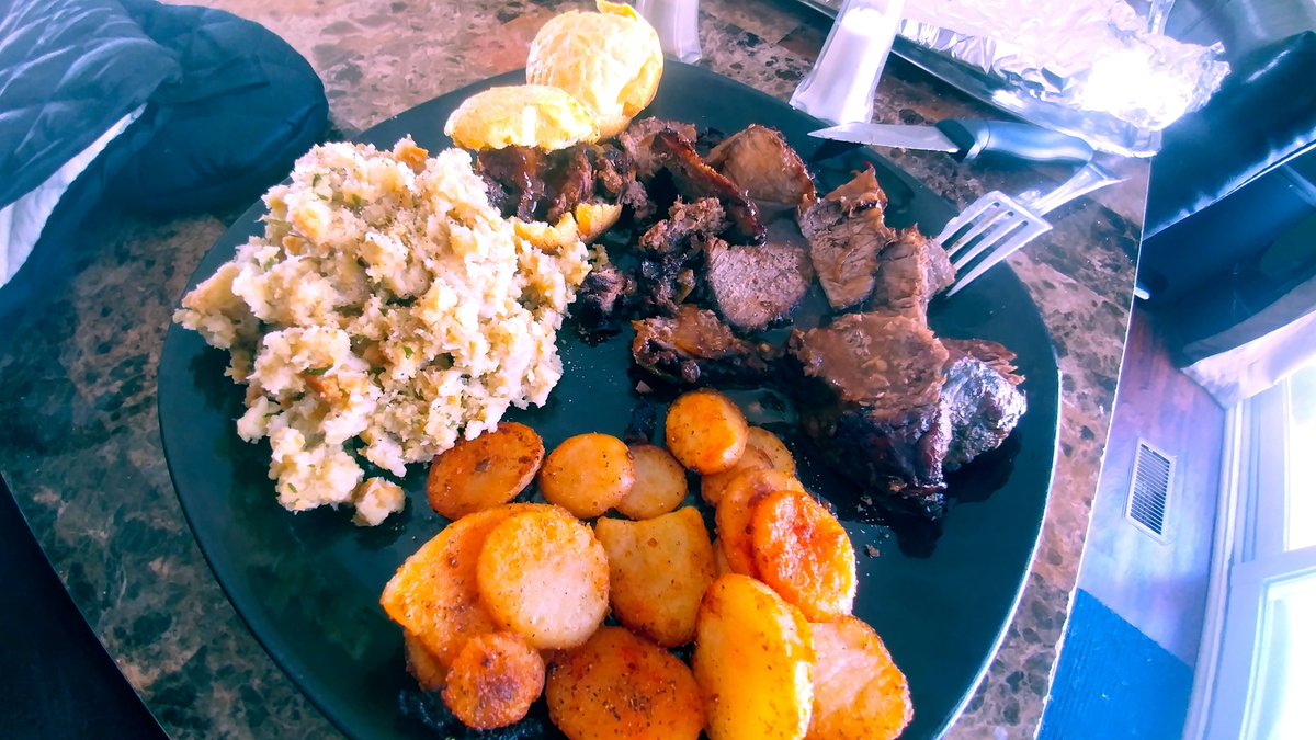 KRXworldWIDE's tweet image. Mmmm.... Yorkshire pudding stuffed with roast beef/gravy/onions, seasoned potatoes and stuffing

#SoDamnFull