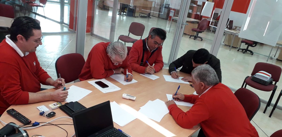 GuijarroTino's tweet photo. DC 48.1 planificando su semana de trabajo. Auténticos fieras!! #481 #andaluciaoccidental #SecuritasDirect @SecuritasDirect @comercial_sd #sevilla #cordoba @AlarmasSpain <<Orgullo, Ganancia y Diversión>> https://t.co/RKRaVLWR60