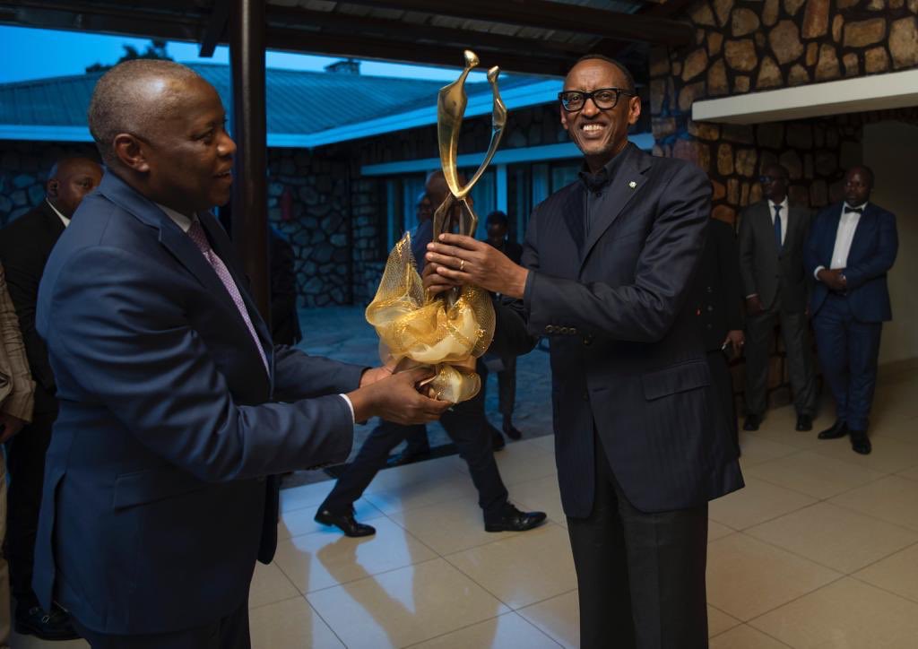 #RDC
Le Dircab du Chef de l’Etat <a href="/VitalKamerhe1/">Vital Kamerhe</a> s’est rendu à Kigali, mardi 12 mars 2019, porteur d’un message du Président Félix-A. Tshisekedi à son homologue rwandais P. Kagame par lequel Il réitère son offre de travailler à l’instauration d’une paix durable dans l’Est du pays.