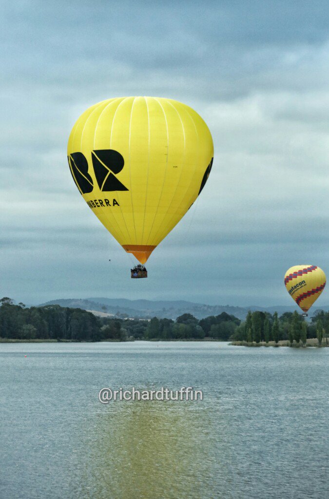 RichardTuffin's tweet photo. Credit to the ACT Govt. having the foresight to pay for a balloon highly visible in #Canberra's often foggy conditions!
#Visitcanberra #cbr #localscan #balloonspectacular2019 https://t.co/GvuexFgkjU