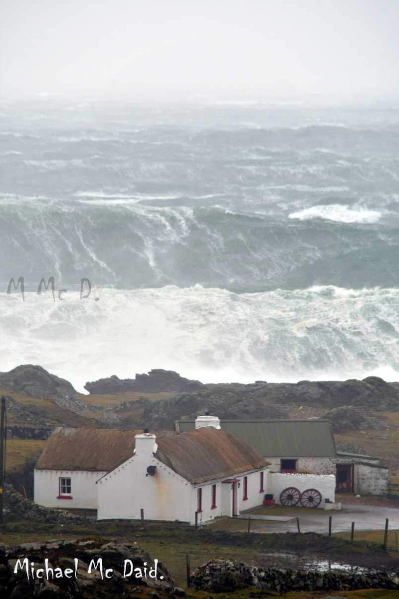 GregHughes2's tweet photo. Photographer Michael McDaid caught this image of #StormGareth at Malin Head earlier https://t.co/ylfgN9ZmAL