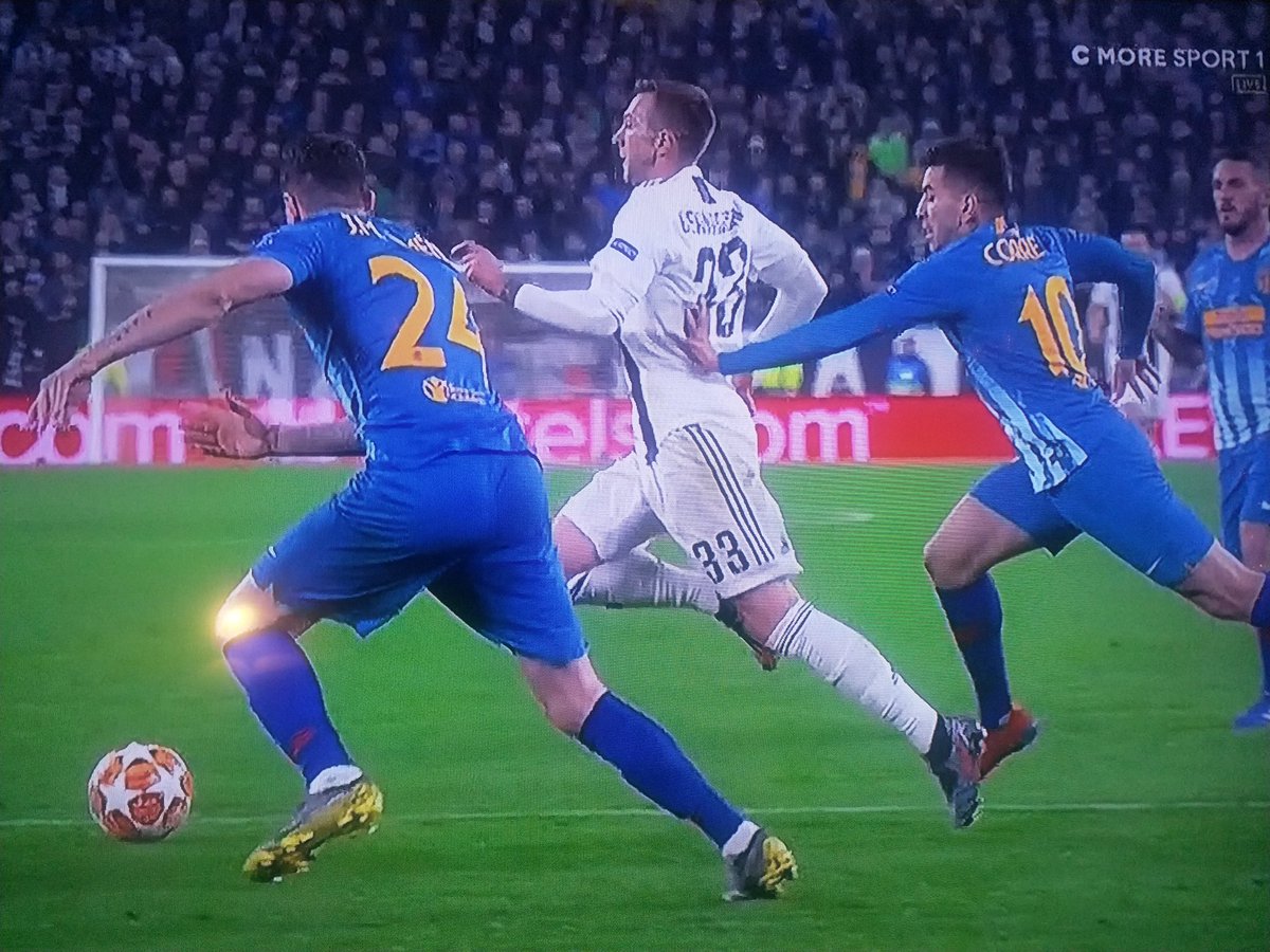ErkkaVLehtola's tweet photo. Kiistanalainen tuomio? Oikeusmurha? Puhutaan vuosikausia? Kaatui omiin jalkoihinsa? Siis mitä... kai tästäkin voi rankkarin viheltää? #UCLfi #UCL https://t.co/RD9EqxXQx9