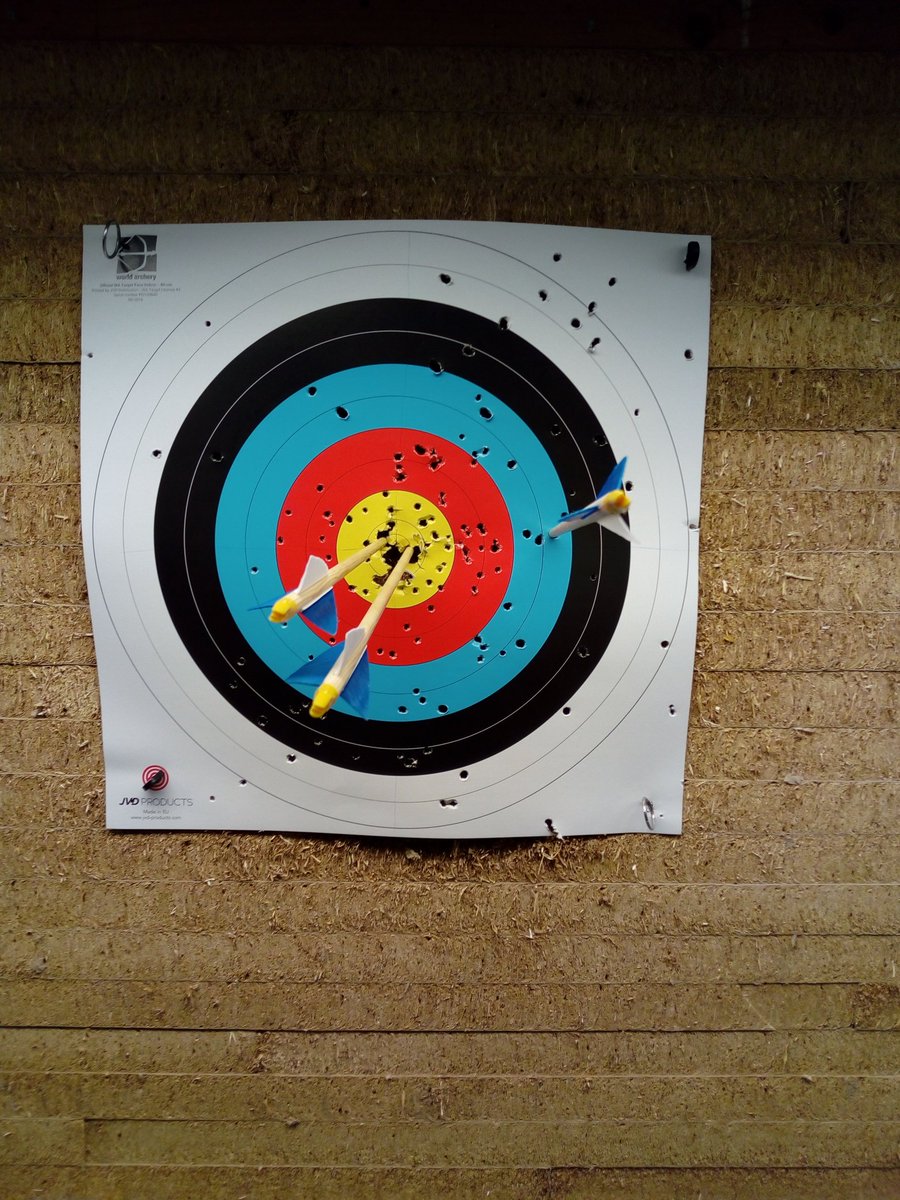 CluthaDubh's tweet photo. #ThatOneArrow not once, but twice this evening.
18 metre practice. This doesn't happen much, as getting one in the yellow is rare never mind two.
I could feel good about the good ones, but those rogue arrows are still frustrating.
#Archery #InstinctiveArchery #TraditionalArchery https://t.co/cb8nTZ3CqO