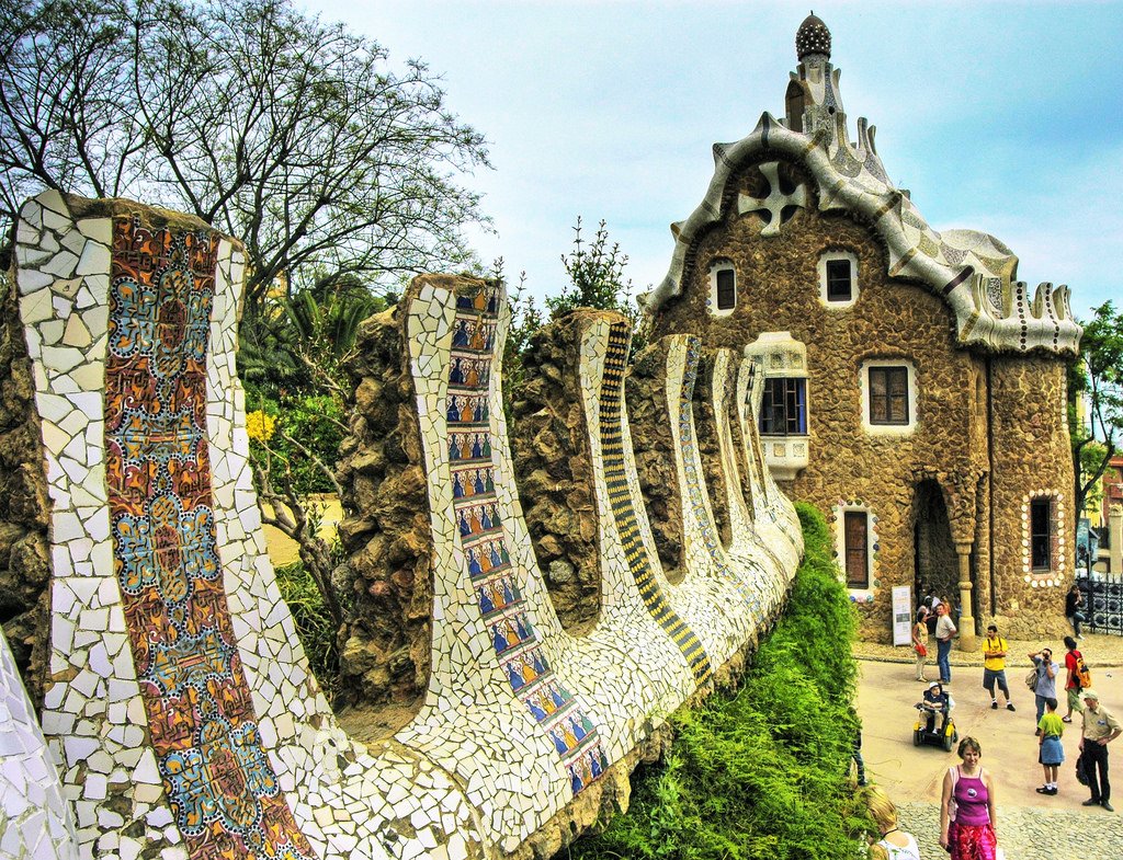 Part of the gobsmacking works of Antoni Gaudi, Park Güell is an UNESCO World Heritage Site in #Barcelona. Lush plants and organic architectural designs blend together to create a unique urban retreat—not unlike a fairy-tale village: bit.ly/2EXtitL
📸Wolfgang Staudt