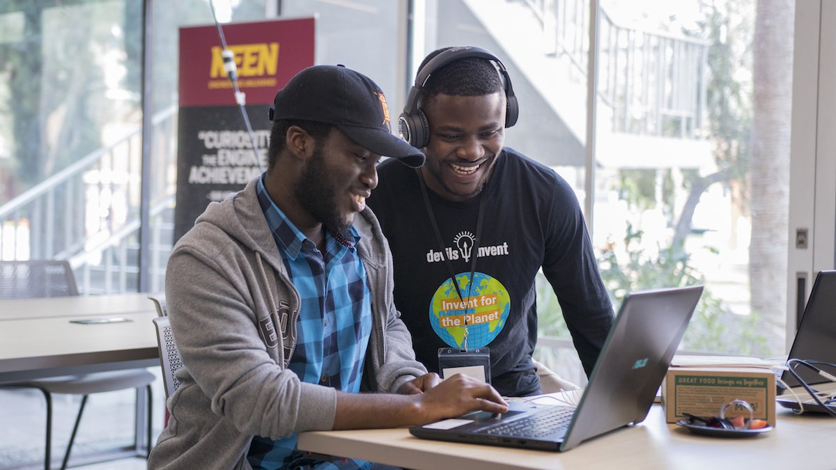 ASUEngineering's tweet photo. 💡The @asu_keen grant fosters entrepreneurial mindset (EM) among students &amp; faculty, provides instructor workshops, &amp; pilots faculty mentorship program that introduces EM as a teaching approach. #ASUEngineering @asu_keen @KEENunleashed @EntrepreneurASU ➡️ https://t.co/sUQyCzQm4V https://t.co/BF0ZR68B70