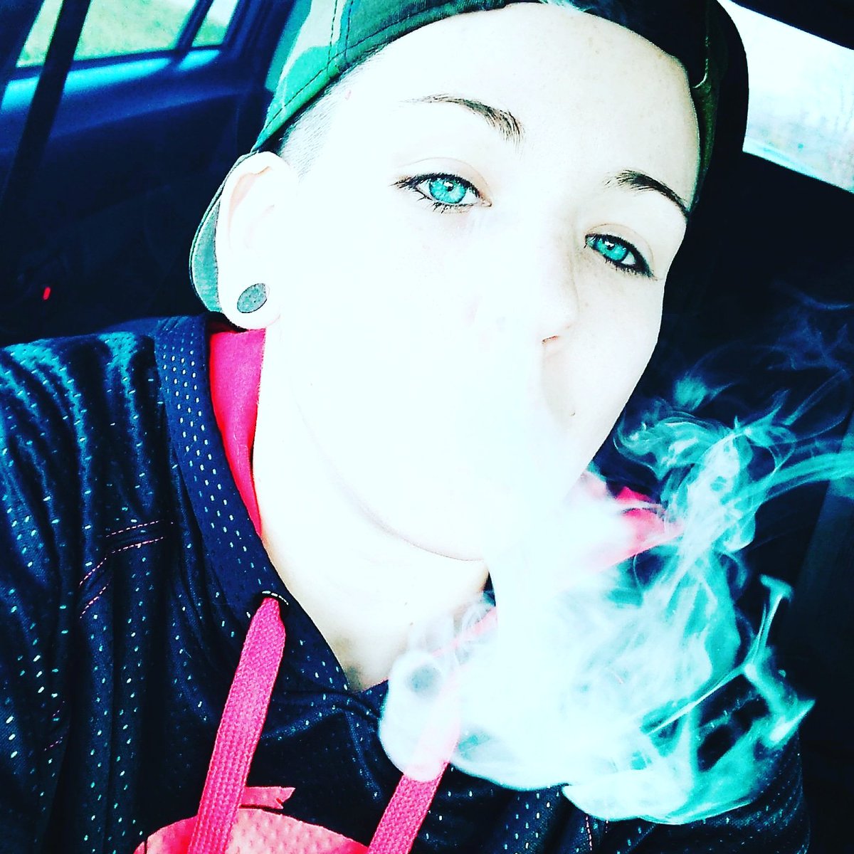 Hannah60100218's tweet photo. #vape 
#Lzee 
#singersongwriter 
#BlueEyes 
#music 
#loveislove https://t.co/iwuRvxr1FA