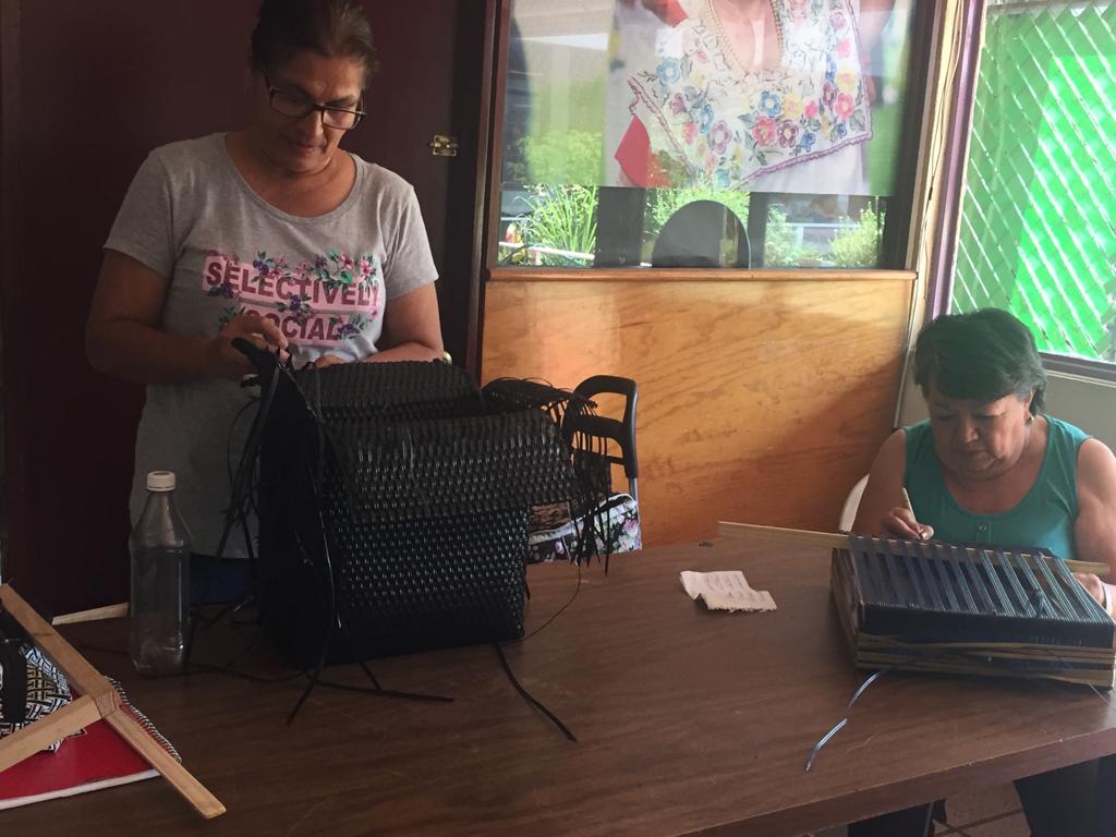DIF_Morelos's tweet photo. Los adultos mayores del Centro de Atención Gerontológica del Estado de Morelos #CEAGEM pasaron una mañana muy divertida en el taller de tejido de bolsas de toquilla, una de las capacitaciones que ofrecemos en coordinación con el @ICATMOR_OFICIAL
#DIFMorelos #AyudamosDeCorazón https://t.co/8ozVwDQ6RC