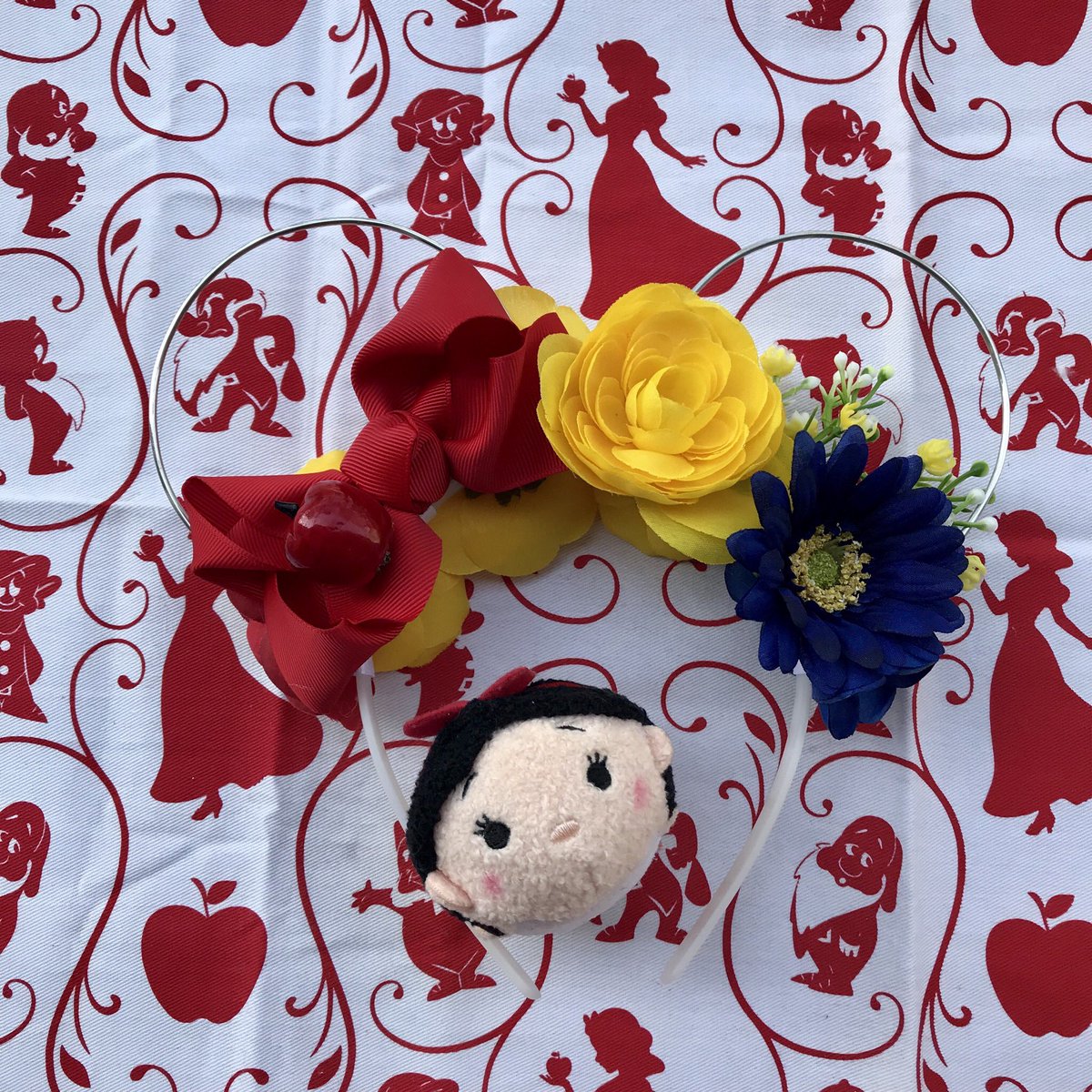 Gleam_Glow's tweet photo. Magic mirror on the wall- who is the fairest one of all? This girl, she needs some sun! #fairestofthemall #snowwhite https://t.co/nhDD7WvzdF