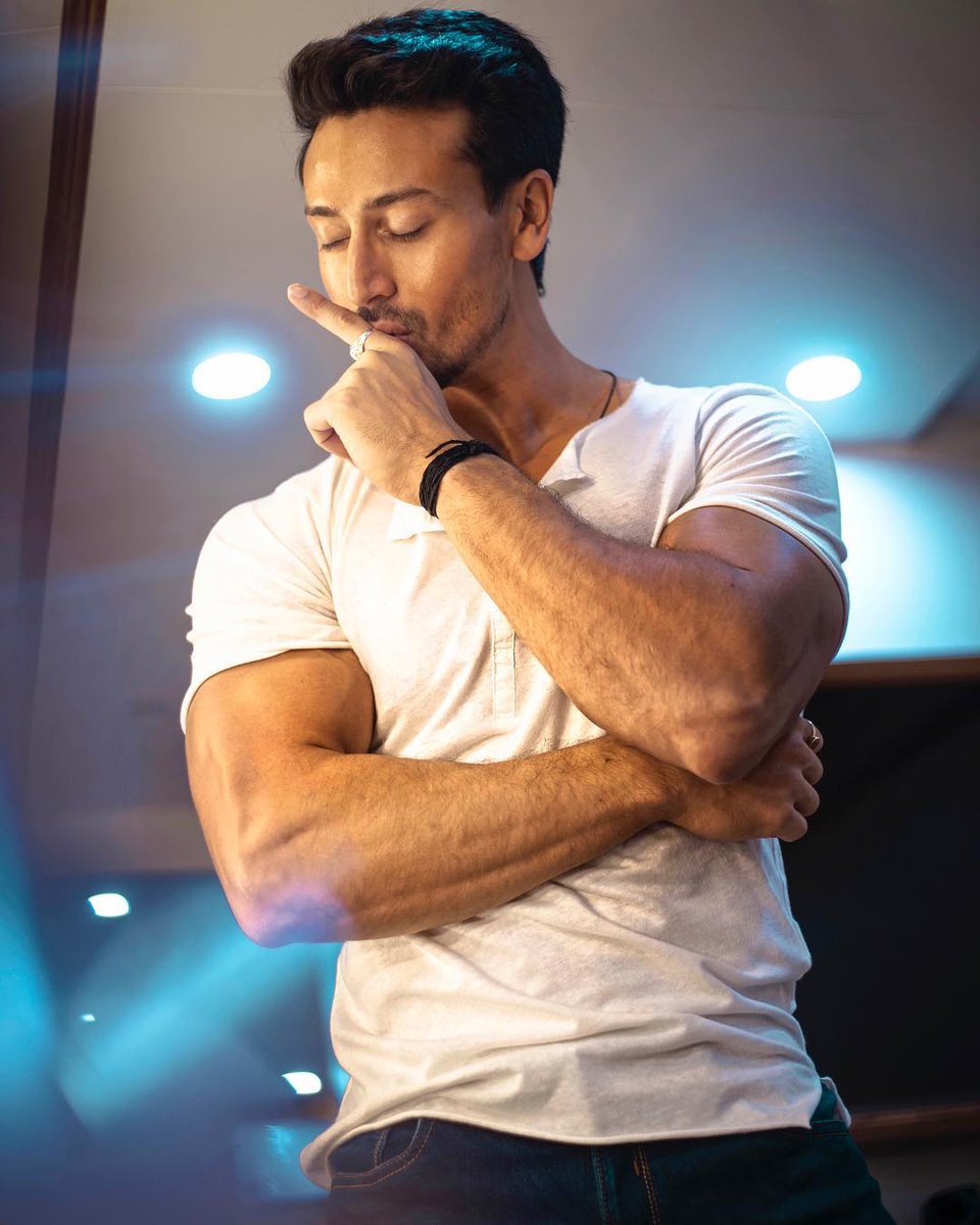 Milankvaja3's tweet photo. My Inspiration is all of His course... @iTIGERSHROFF Big Fan.. https://t.co/FDxDwEtKjb