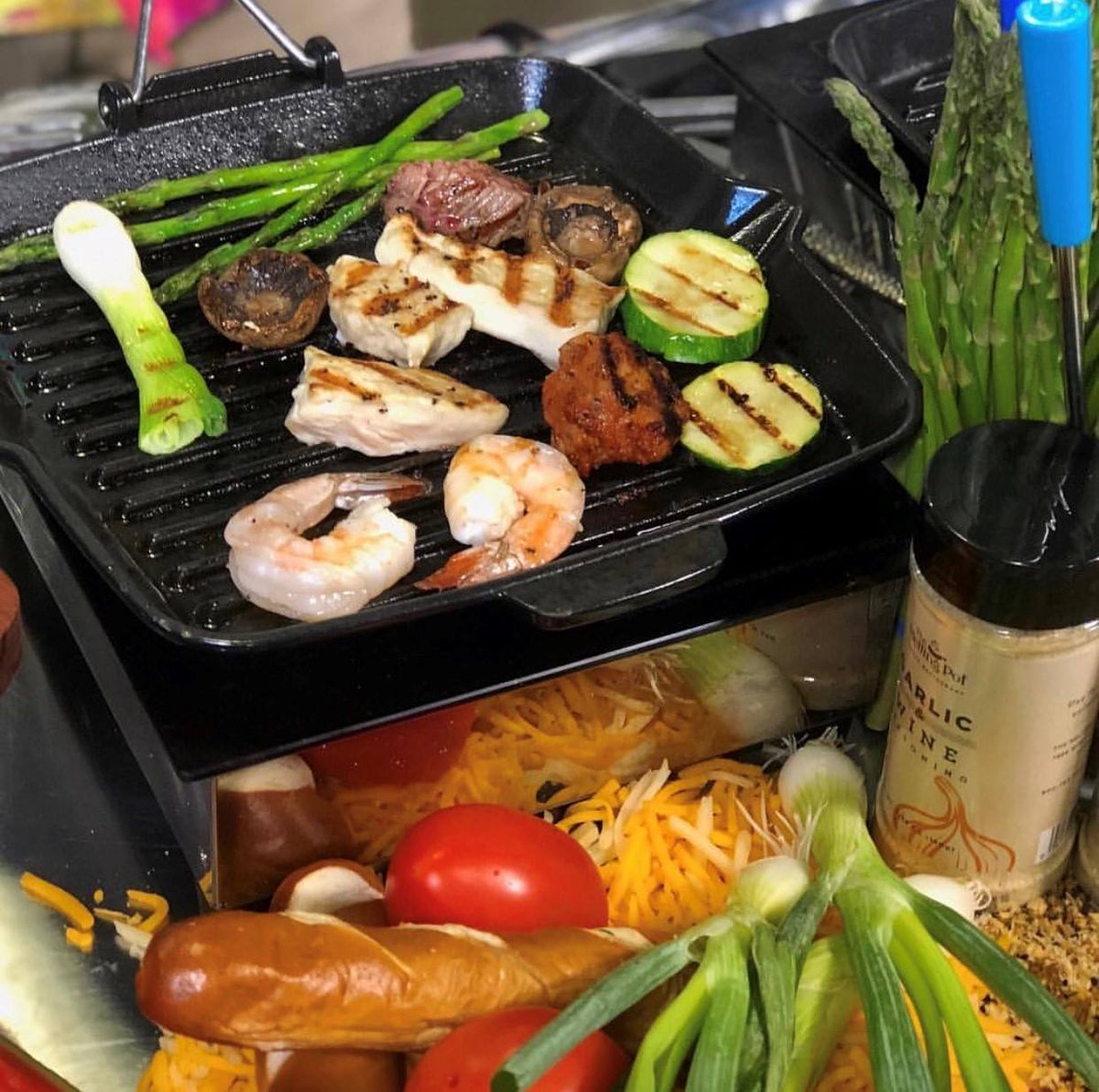 TheMeltingPot's tweet photo. Grill masters and fondue fans gather round.🍴 Our grill cooking style is an instant classic!
#letsgrillthis #grillmaster #grillmarks #tasty #chefmode #food #foodie #meltingpot #themeltingpot #mmmmeltingpot #yum https://t.co/zp85wIUNBd