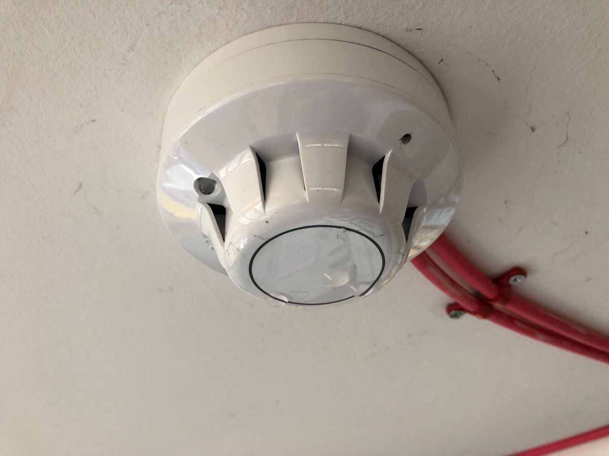 edgsecurity's tweet photo. Can’t decide whether this #Firedetector at a local Medical Centre’s suffering from the roof leaking during today’s #StormGarreth or just sobbing due to the shocking way the cables have been installed! https://t.co/qwVV9z2eJQ