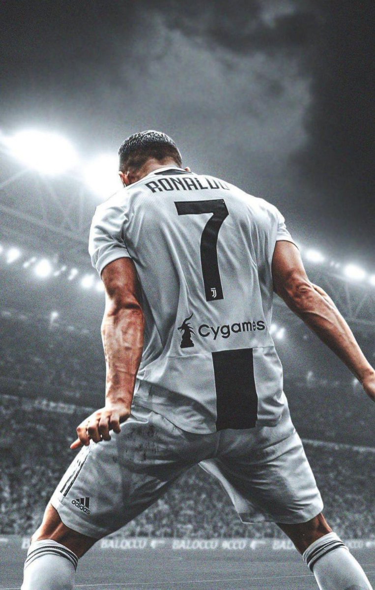 Futbol’un gördüğü en yeteneklisi sen değilsin ama günümüze kadar gelmiş en komplesi sensin. Futbol’un meyvesi gol ise gol, başarı ise başarı, istikrar ise istikrar, fizik ise fizik, hırs ise hırs, tarz ise tarz, magazin ise magazin.. Senciyim RONALDO !