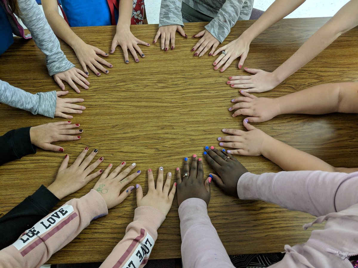 ZundyLibrarian's tweet photo. Beautiful nails and beautiful attitudes in book club today! #becomingladies #ZundyKidsDeserveIt #BeTheOne  @ZundyElementary https://t.co/JfaUbuJY6T