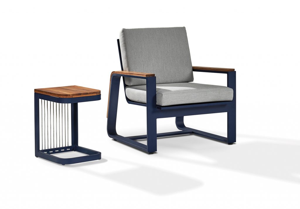 JBI_Design's tweet photo. "Architect #JeffreyBeers tapped into his love of the sea to devise the new Regatta collection with #WaltersWicker. Teak accents and racing lines shape this chair and side table, which have nautical rope details." @GalerieMag
#JBIDesign #WaltersCollaboration #OutdoorFurniture https://t.co/kUx1af0RJe
