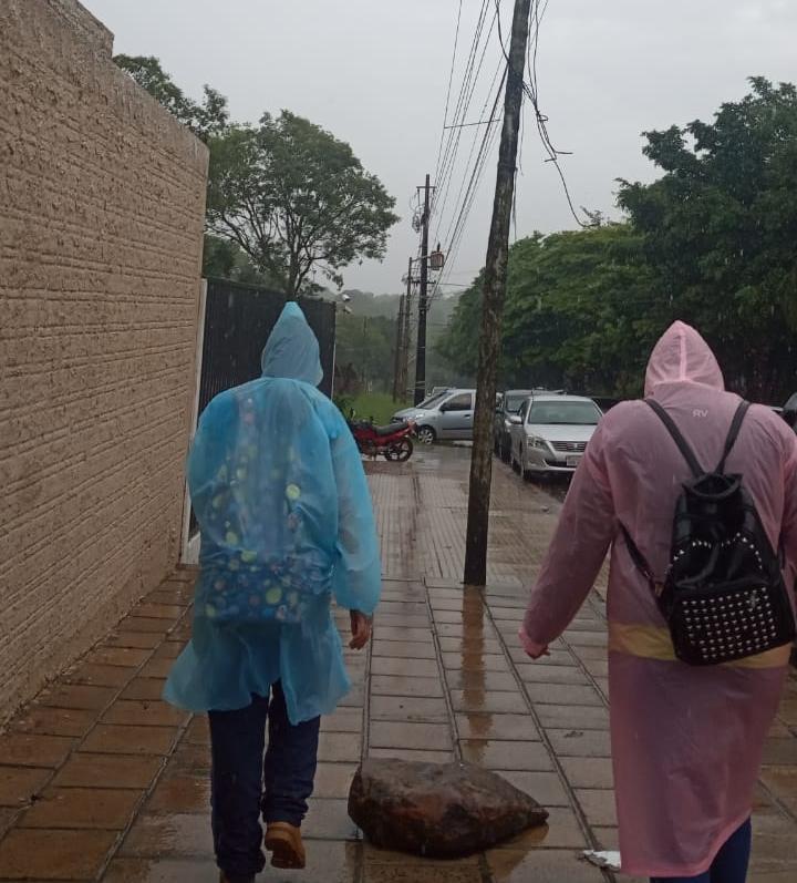 reAccionpy's tweet photo. El equipo de voluntarios todo terreno sigue visitando las escuelas más necesitadas de #CDE en cualquier clima.
Seguimos recabando datos de las infraestructuras escolar y promoviendo transparencia en las comunidades educativas.
#PorUnParaguayTransparente #reAccionPy https://t.co/RzLnyqoS2i