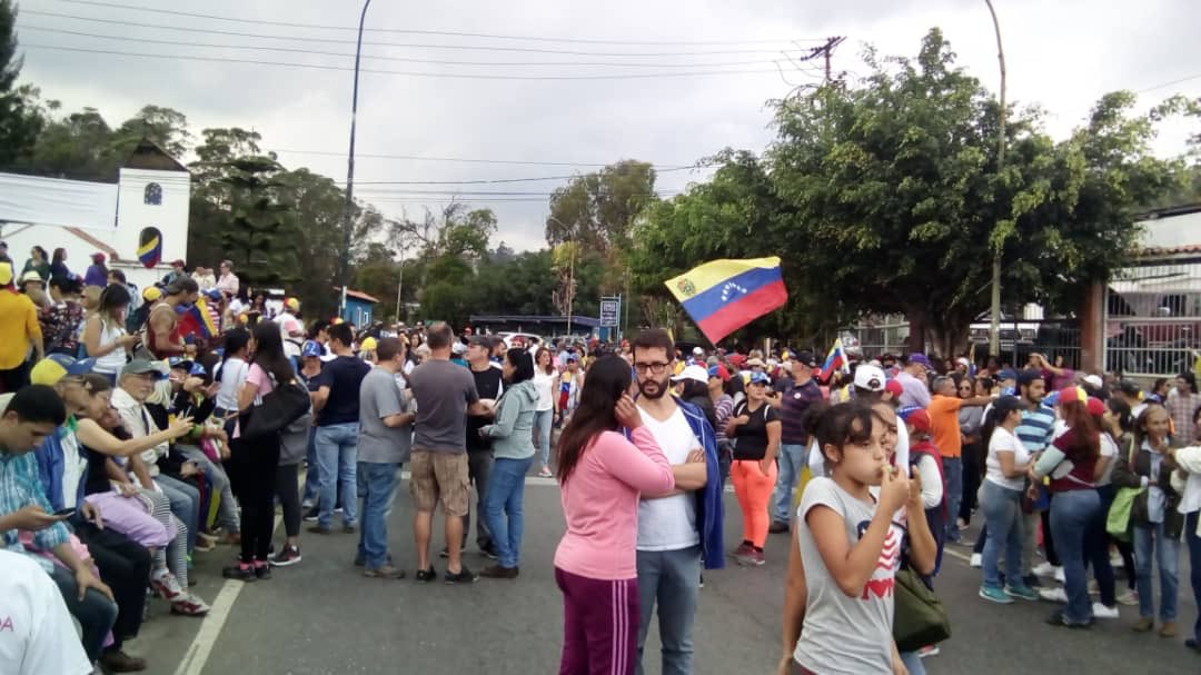 jguaido's tweet photo. #ElValle #SanAntonio #ElJunquito #Catia valientemente salieron a hacerse escuchar.

Allí donde más amenazaron con sus sicarios, allí la gente dijo que ya no más. No más mentiras, no más miseria, no más usurpación

#AlaCalleContraLaOscuridad https://t.co/Xu3dzMGMgL
