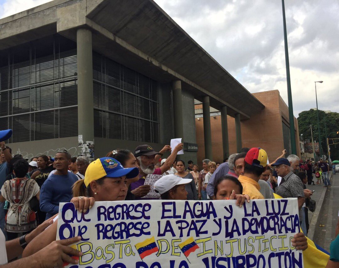 jguaido's tweet photo. #ElValle #SanAntonio #ElJunquito #Catia valientemente salieron a hacerse escuchar.

Allí donde más amenazaron con sus sicarios, allí la gente dijo que ya no más. No más mentiras, no más miseria, no más usurpación

#AlaCalleContraLaOscuridad https://t.co/Xu3dzMGMgL