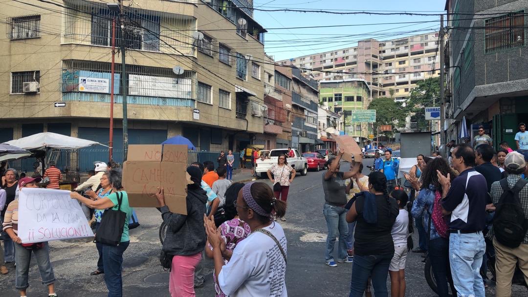 jguaido's tweet photo. #ElValle #SanAntonio #ElJunquito #Catia valientemente salieron a hacerse escuchar.

Allí donde más amenazaron con sus sicarios, allí la gente dijo que ya no más. No más mentiras, no más miseria, no más usurpación

#AlaCalleContraLaOscuridad https://t.co/Xu3dzMGMgL