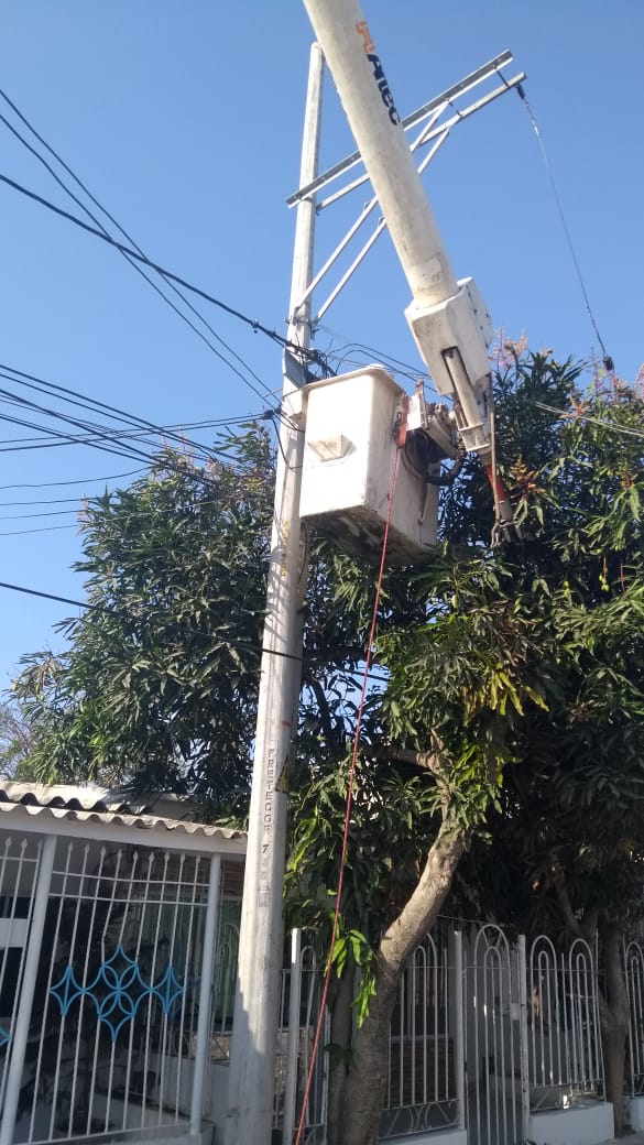 ElectricaribeSA's tweet photo. #Atlántico | Atendemos el reporte de nuestros usuarios en el barrio Calamary de #Barranquilla, reparando una avería registrada en un poste de la carrera 29 con calle 84A, perteneciente al circuito San Felipe. https://t.co/kbpQABFeEQ