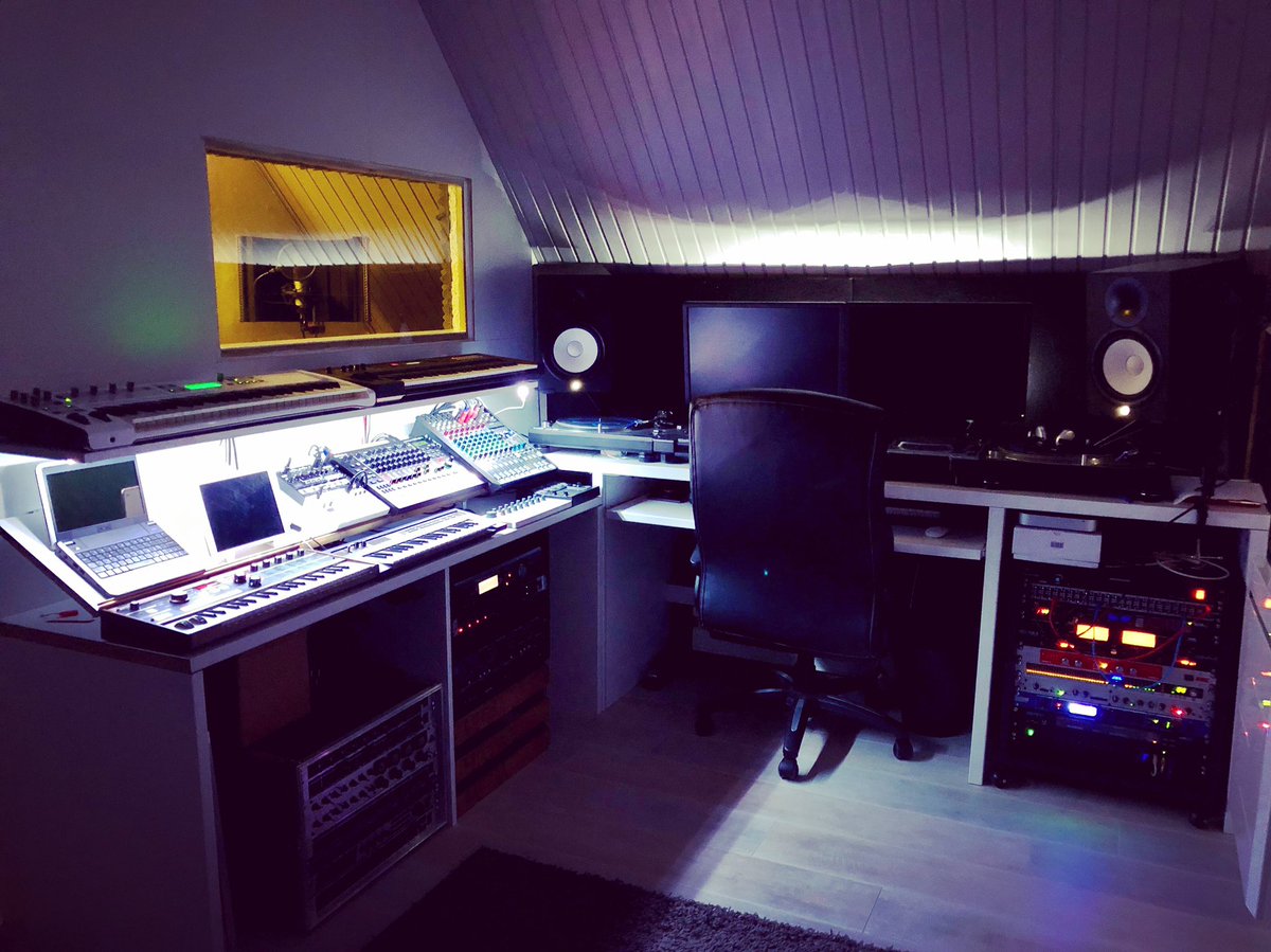 Yan_Garen's tweet photo. New desk in my studio 😎
#yangaren #studio #music #producer #remixer #musicnews #groovedefined #yan #garen #house #housemusic #haguenau #strasbourg #thefakies https://t.co/HwRmaQcIrA