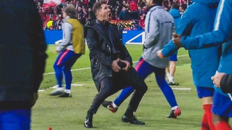 Sporf's tweet photo. 📅 3 Weeks Ago:

🇦🇷 Diego Simeone celebrates with his ‘Cojones’ after @Atleti beat @JuventusFC 2-0.

📅 3 Weeks Later:

🇵🇹 @Cristiano celebrates with his ‘Cojones’ after scoring a hattrick and sending @JuventusFC through.

🐸☕ https://t.co/2jIjEkNYO3