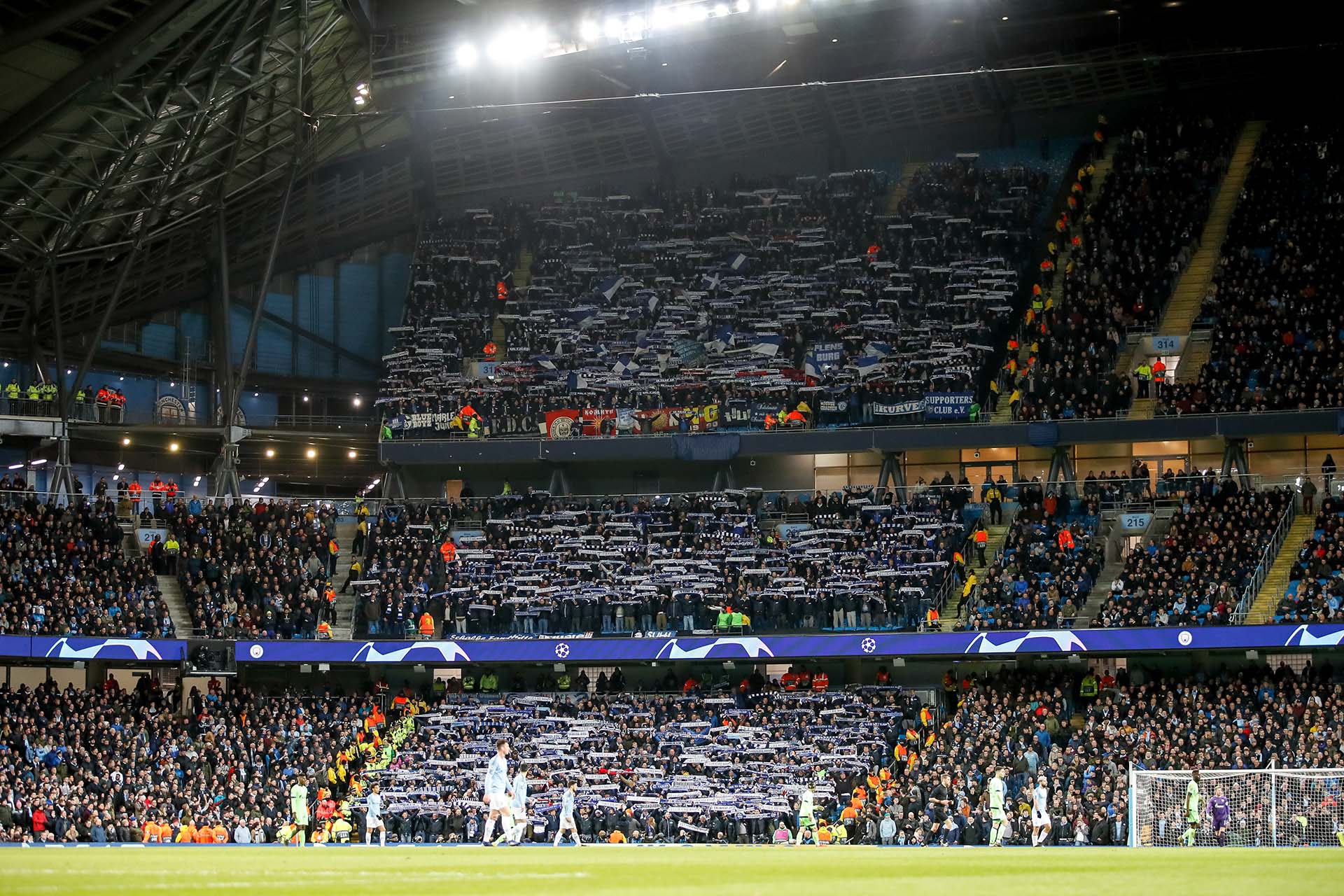 Fcシャルケ04 シャルケ ファンの皆さん スタジアムで または早朝の日本での応援ありがとうございました この90分については謝ることしかできません S04 Mcis04 T Co Mthgiekhkg Twitter