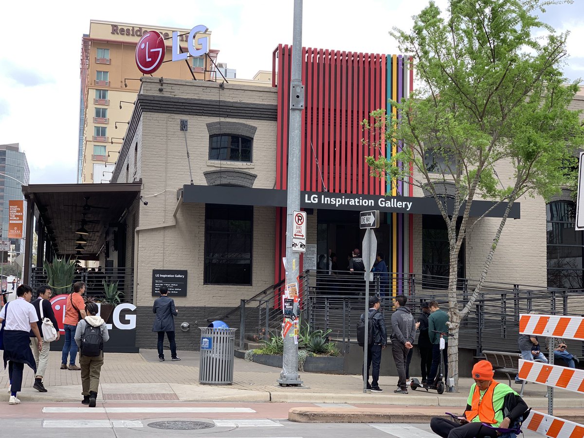 escriteur's tweet photo. Robots and draft beers at LG Inspiration Gallery... #LG_SXSW @LGUS https://t.co/haYQk0qZ0m