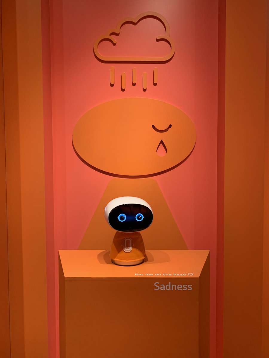 escriteur's tweet photo. Robots and draft beers at LG Inspiration Gallery... #LG_SXSW @LGUS https://t.co/haYQk0qZ0m