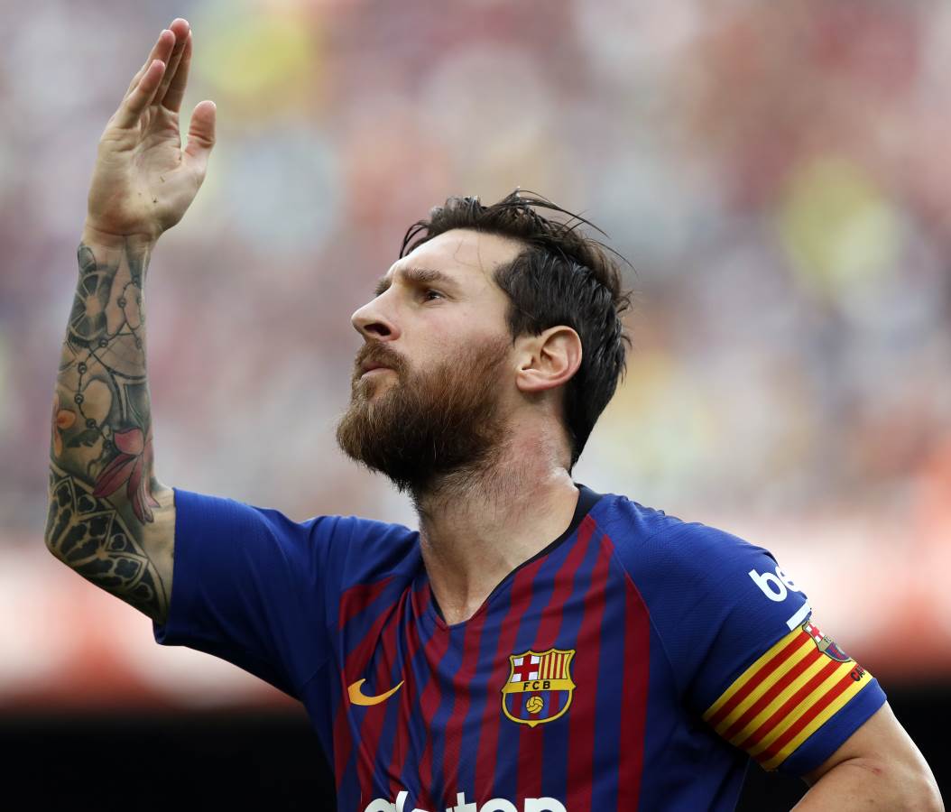 Scholarstiq's tweet photo. If you were to pick one GOAT 

RT for Ronaldo 
Like for Messi 

Comment for both 
#JuveAtleti https://t.co/w4DyYEGBdW