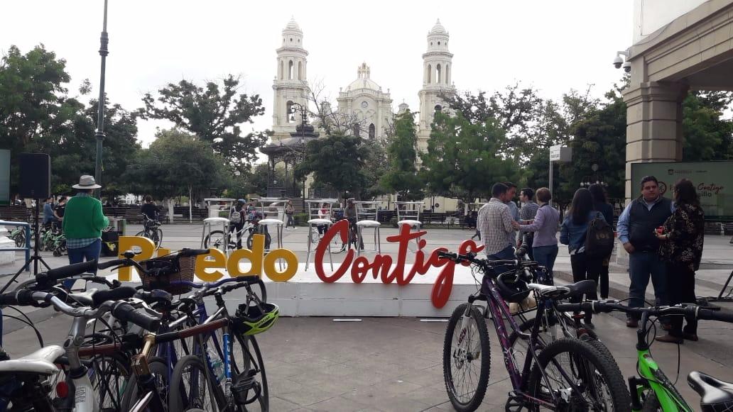 ITDPmx's tweet photo. .@ZoOnYa19 y @ClaraVadillo anduvieron pedaleando en Hermosillo con #RuedoContigo, una plataforma para que personas no experimentadas encuentren ciclistas que les acompañen en sus trayectos. Puedes ver más de este proyecto aquí> https://t.co/48Mdlj5U0z https://t.co/EJvgvzx88v